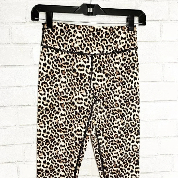 Zyia Active Leopard Print Ruched Butt Cropped Leggings Women's Size 6/8 - Picture 2 of 7